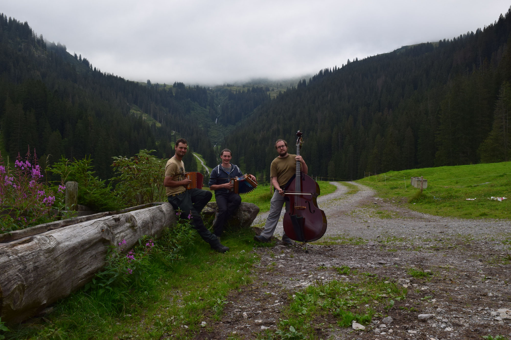 Echo vum Schilt musiziert draussen auf der Alp